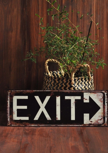 Czarny szyld metalowy strzałka z napisem EXIT