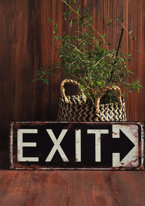 Czarny szyld metalowy strzałka z napisem EXIT