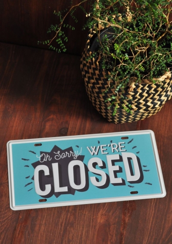 Szyld metalowy na drzwi  z napisem jesteśmy zamknięcie w angielskiej wersji językowej - Oh sorry - we're closed