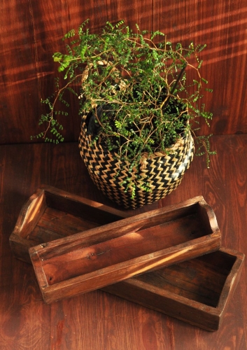 Dwa pojemniki z ciemnego drewna