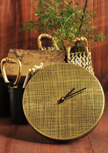 Metalowy minimalistyczny zegar