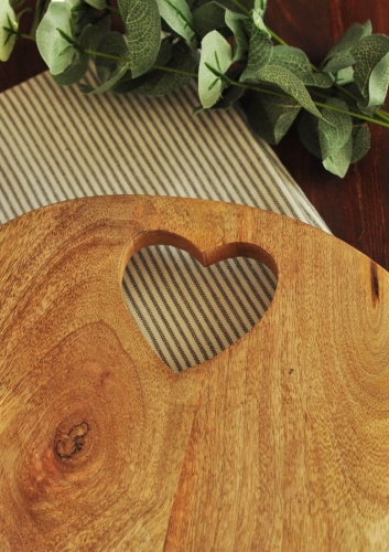 Deska kuchennadrewno mango z wyciętym sercem