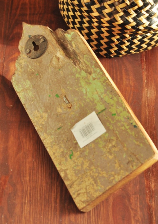 Drewniany wieszak w stylu wabi-sabi