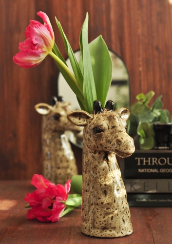 Ceramiczny wazon w kształcie głowy żyrafy w kolorze beżowym, styl dopamine decor, Kokonhome.