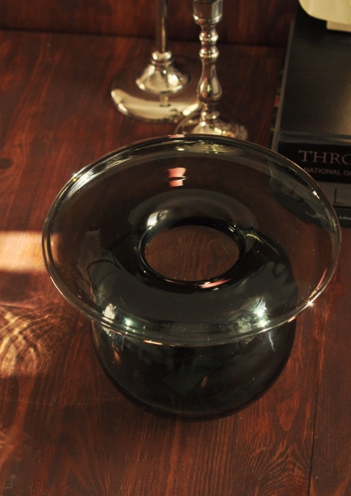 Waon z ciemnego szkła o ciekawej i nowoczesnej formie