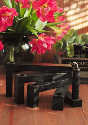 Dekoracyjny czarny świecznik BLACK z drewna mango w aranżacji ze świeżymi kwiatami