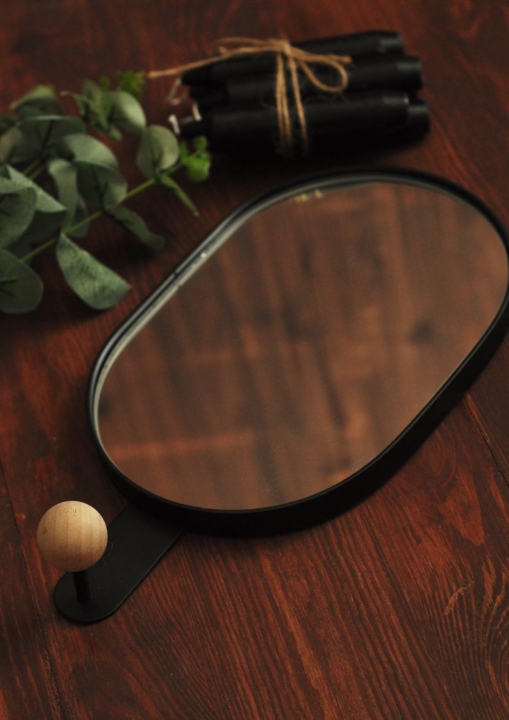 Owalne metalowe lusterko na ścianę z wieszakiem