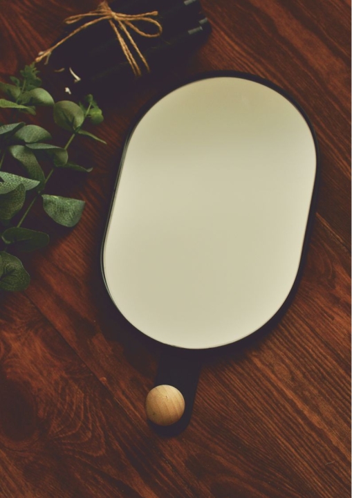 Owalne metalowe lusterko ścienne z hakiem