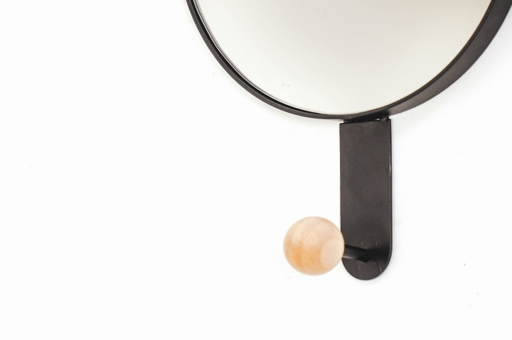 Minimalistyczne lustro ścienne z wiesxakiem