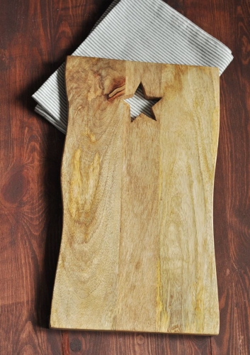 Deska kuchenna z drewna mango z wyciętą gwiazdką – elegancki dodatek do kuchni