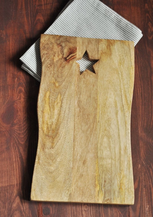 Deska kuchenna z drewna mango z wyciętą gwiazdką – elegancki dodatek do kuchni