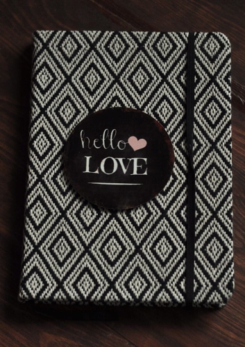 Magnes na lodówkę  okrągły czarny z napisem HELLO LOVE