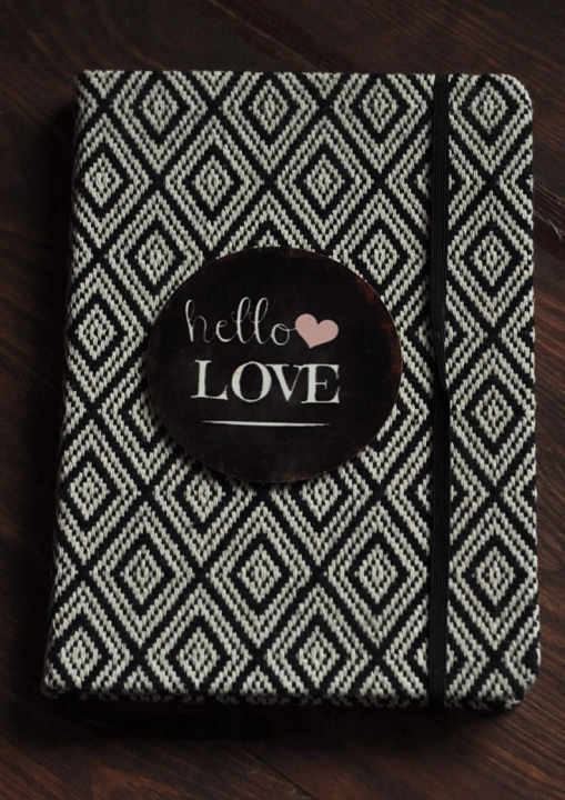 Okrągły metalowy magnes na lodówkę z napisem Hello Love