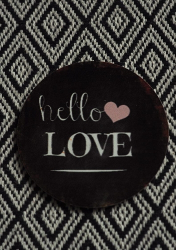 Czarny okrągły magnes okrągły na lodówkę z tekstem HELLO LOVE