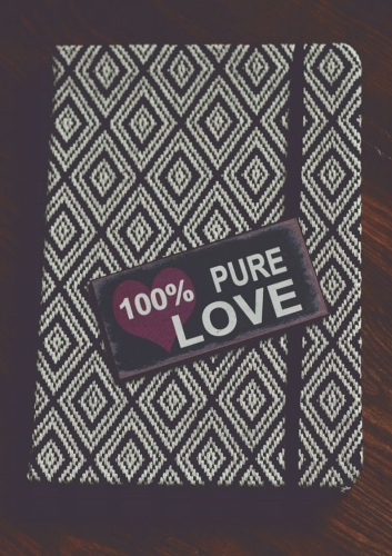 Prostokątny magnes na lodówkę z czarnym tłem i fajnym napisem