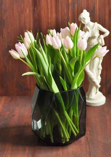 Wazon ciemne szkło geometryczna forma