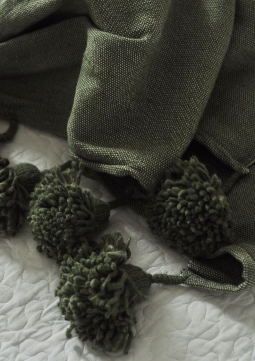 Pled bawełniany 100x170 cm z pomponami – dekoracja wnętrza w stylu japandi