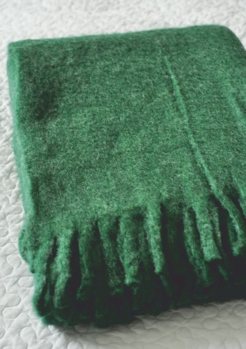 Koc z wełną moherową w kolorze Dark GreenT – przytulny dodatek do sypialni.