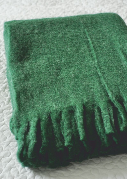 Koc z wełną moherową w kolorze Dark GreenT – przytulny dodatek do sypialni.