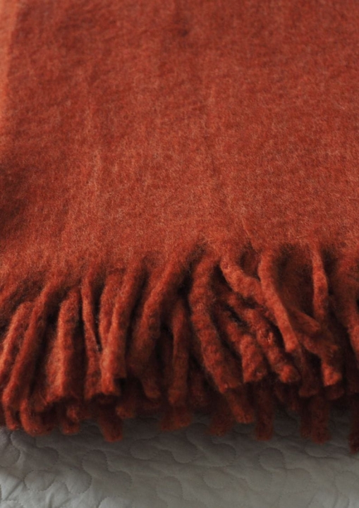 Koc z wełną moherową w kolorze RUST – przytulny dodatek do sypialni.