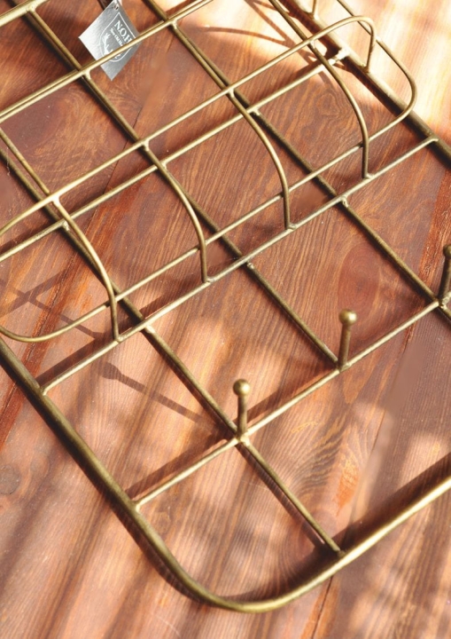 Półka ścienna z wieszakami z metalowej siatki