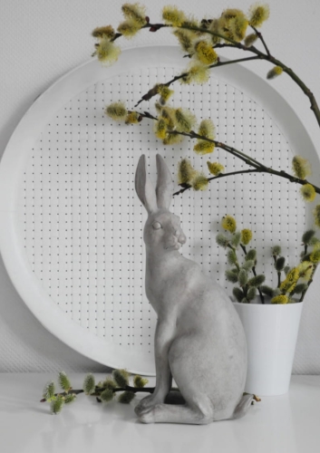 duża szara figurka zająca jako dekoracja wnętrza