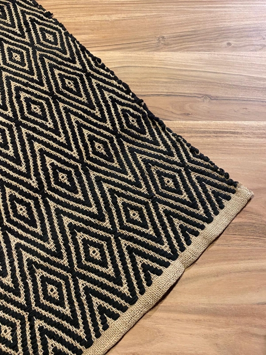 Czarny dywan w geometryczny wzór z juty do salonu