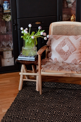 Dywan z juty w czarne geometryczne wzory