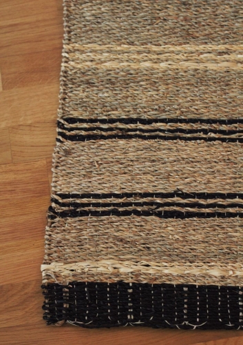 Dywan z trawy morskiej w czarne pasy