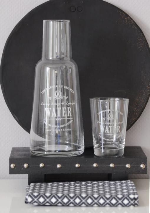 Szklana karafka na wodę ze szklanką z białym napisem Wate