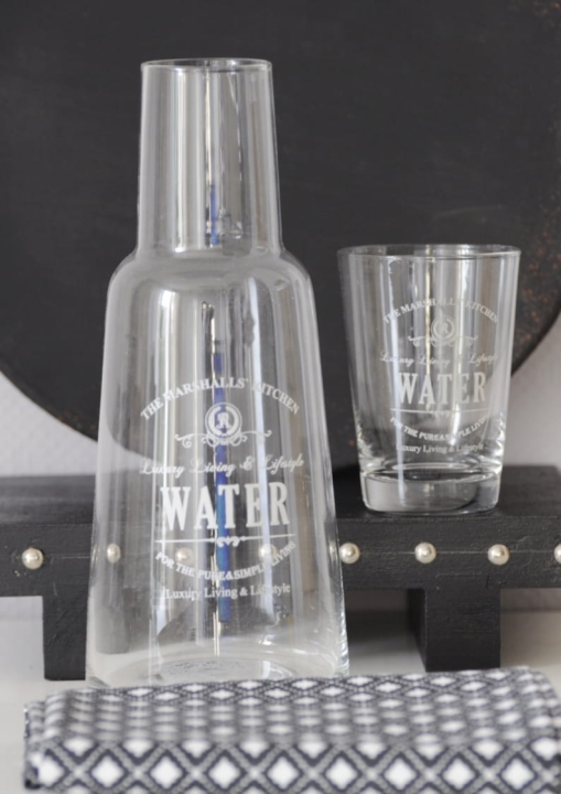 Przezroczysta karafka na wodę ze szklanką na stolik nocny lub biurko