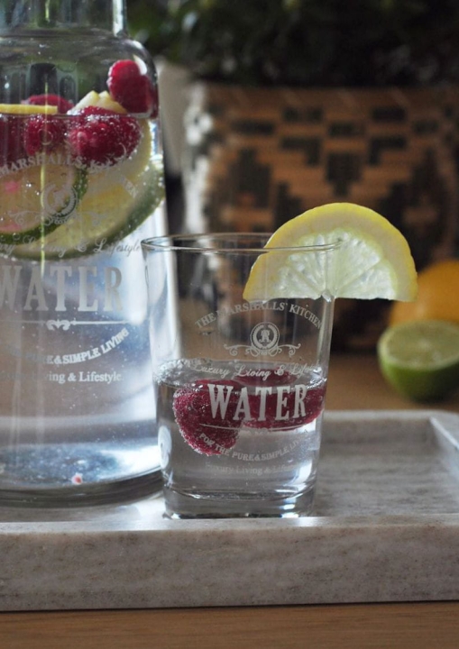 Karafka na wodę ze szklanką – zestaw z białą dekoracją Water na letnim stole