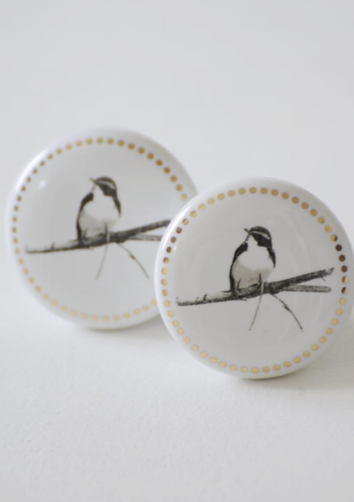 Ceramiczna gałka meblowa z grafiką ptaszka – stylowy detal do komody, kredensu i witryny