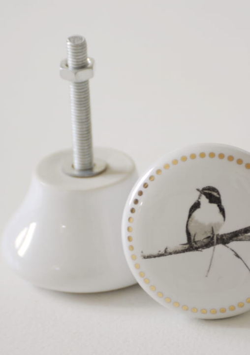 Gałka ceramiczna z ptaszkiem i złotymi kropkami – dekoracyjny uchwyt do mebli w eleganckim stylu