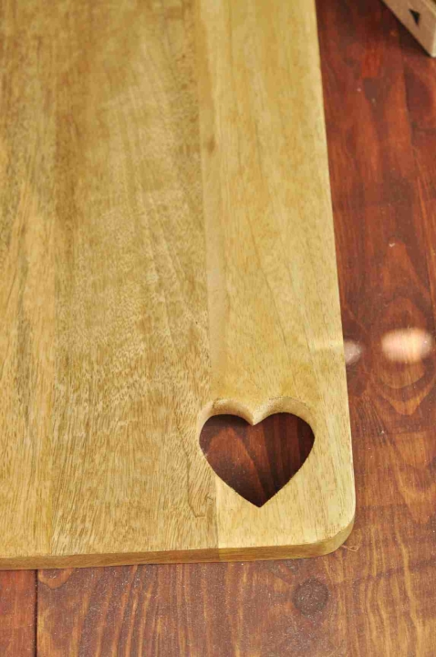 Długa deska z naturalnego drewna z wyciętym sercem