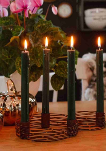 Zardzewiałe świeczniki w stylu wabi-sabi