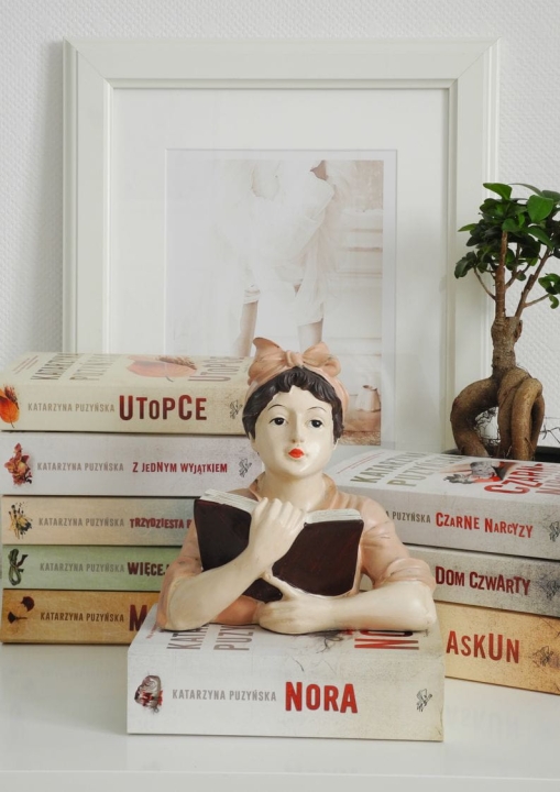 Retro ozdoba na komodę figurka przedstawiająca kobietę czytającą