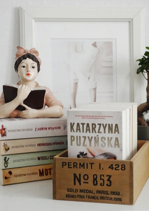 Stylowa dekoracja do biblioteczki rzeźba dziewczyny z książką na półce z książkami