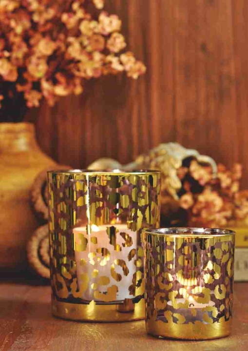 Lampiony w egzotyczny wzór lamparci na tle jesiennej aranżacji z książkami i kwiatami