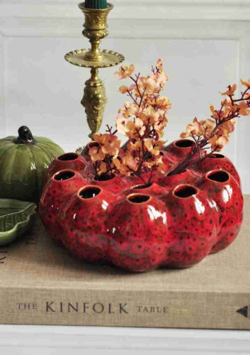 Czerwony wazon o oryginalnej formie