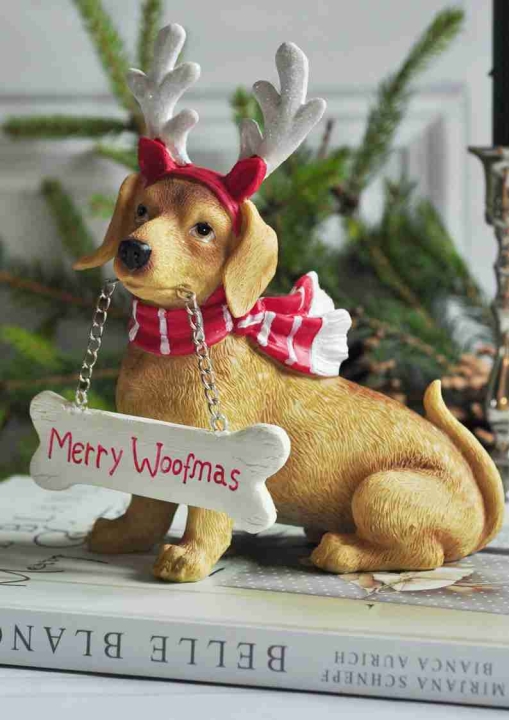 Figurka świąteczna jamnik w porożu i szaliku – dekoracja Merry Woofmas