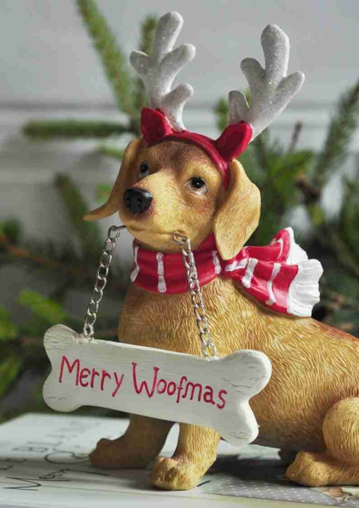 Figurka jamnika z napisem Merry Woofmas – świąteczna ozdoba z psem