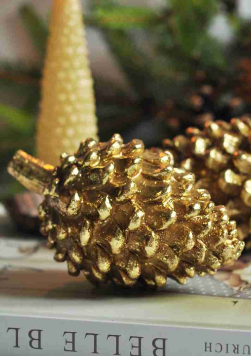 Świąteczna Szyszka w kolorze złotym