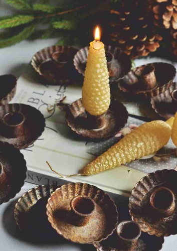 Industrialny świecznik w formie foremki na babeczkę – dekoracja vintage