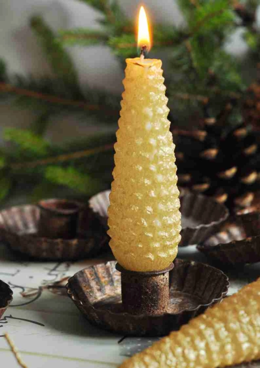 Mały metalowy świecznik RUSTY – nietypowa ozdoba bożonarodzeniowa