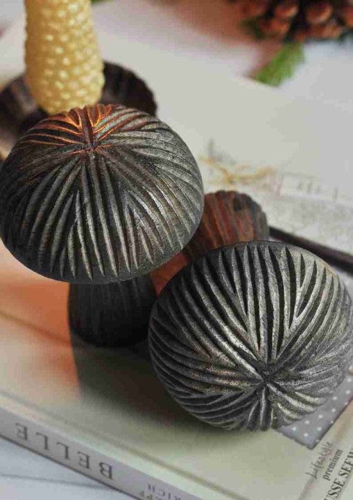 Drewniany grzyb ozdobny w ciemnym kolorze