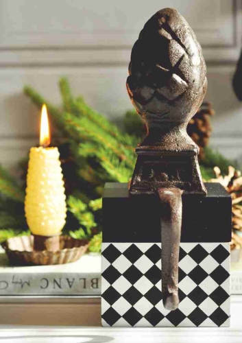 Żeliwny wieszak świąteczny szyszka na skarpety