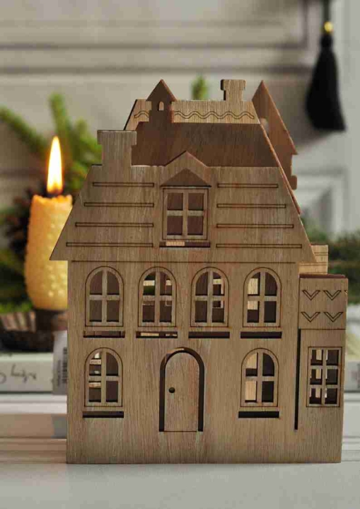 Drewniane domki z wyciętymi oknami i drzwiami