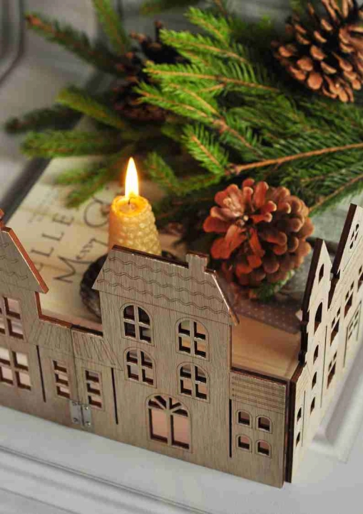 Drewniane domki połączone zawiasami w naturalnym stylu