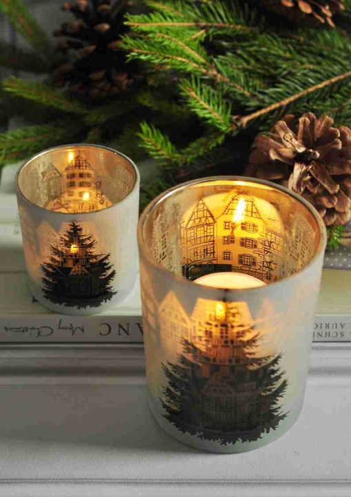Lampion szklany na tealight z motywem choinki i zimowego miasteczka